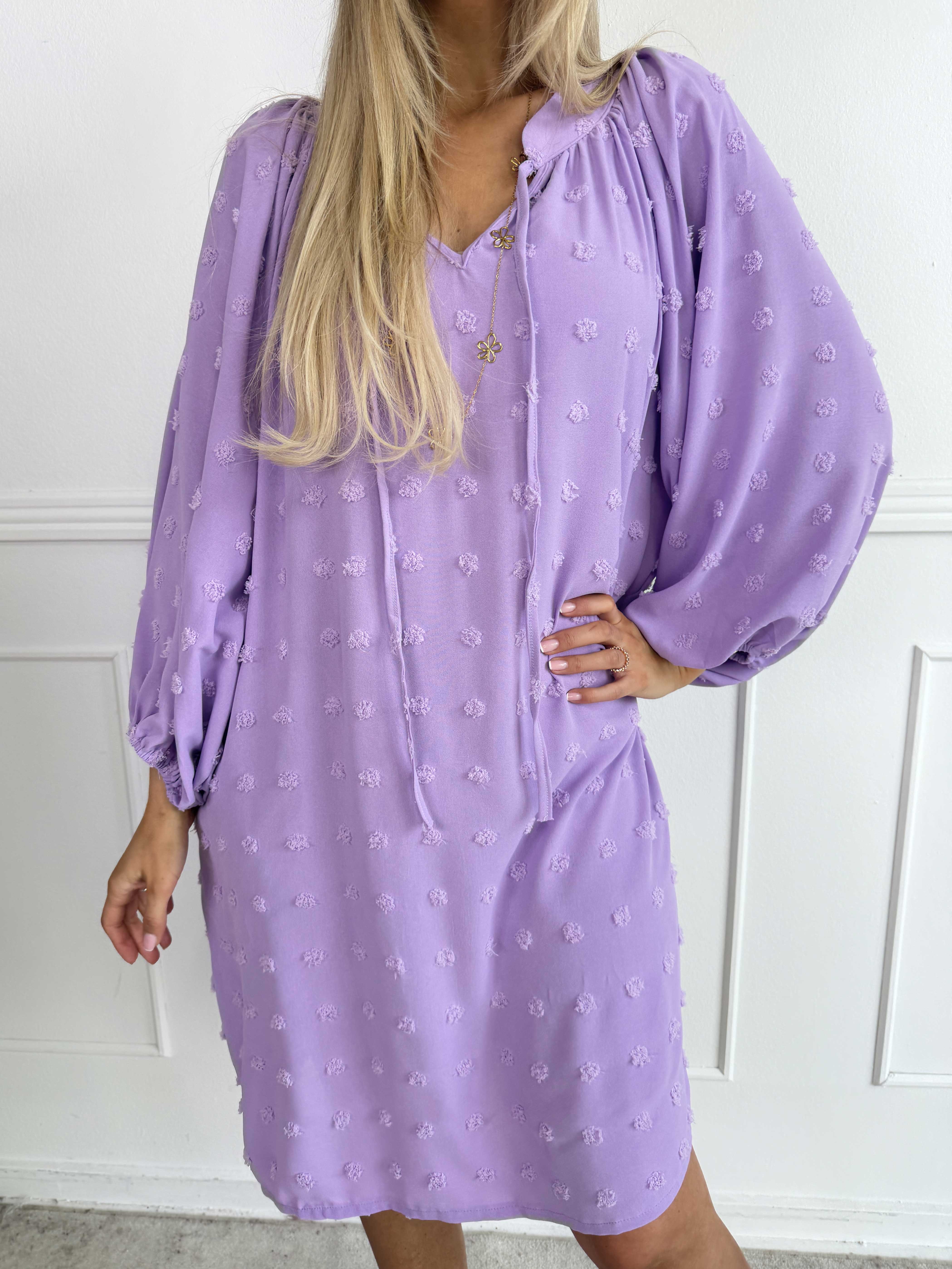 Amidala Romantic - Plus size kjole i viskose med smukke ballonærmer og prikket detaljer